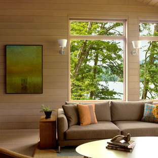 Idee per un grande soggiorno minimalista aperto con sala formale, pavimento in legno massello medio, pareti marroni, nessuna TV e pavimento marrone