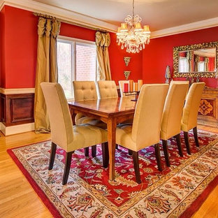 Große Klassische Wohnküche mit roter Wandfarbe und hellem Holzboden in Richmond