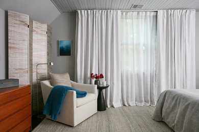 Ejemplo de habitación de invitados moderna de tamaño medio con paredes grises, suelo de madera oscura, madera y suelo marrón