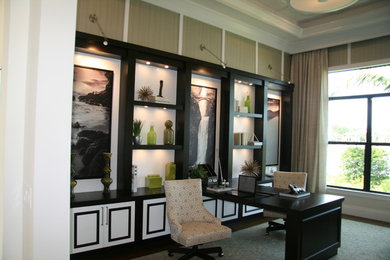 Diseño de despacho contemporáneo de tamaño medio con paredes beige, suelo de madera en tonos medios, escritorio empotrado y suelo marrón