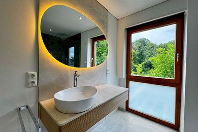 Großes Modernes Duschbad mit Lamellenschränken, hellen Holzschränken, bodengleicher Dusche, Wandtoilette mit Spülkasten, beigen Fliesen, Steinfliesen, weißer Wandfarbe, Porzellan-Bodenfliesen, Aufsatzwaschbecken, Marmor-Waschbecken/Waschtisch, beigem Boden, beiger Waschtischplatte, Einzelwaschbecken, schwebendem Waschtisch und Steinwänden in Frankfurt am Main