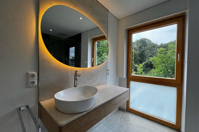 Großes Modernes Duschbad mit Lamellenschränken, hellen Holzschränken, bodengleicher Dusche, Wandtoilette mit Spülkasten, beigen Fliesen, Steinfliesen, weißer Wandfarbe, Porzellan-Bodenfliesen, Aufsatzwaschbecken, Marmor-Waschbecken/Waschtisch, beigem Boden, beiger Waschtischplatte, Einzelwaschbecken, schwebendem Waschtisch und Steinwänden
