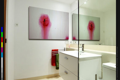 Ejemplo de cuarto de baño principal contemporáneo de tamaño medio con armarios tipo mueble, puertas de armario blancas, ducha a ras de suelo, sanitario de una pieza, baldosas y/o azulejos beige, baldosas y/o azulejos de cerámica, paredes blancas, suelo de baldosas de porcelana, lavabo suspendido y encimera de cuarzo compacto