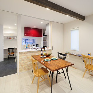 他の地域の小さいモダンスタイルのおしゃれなLDK (白い壁、白い床) の写真