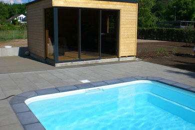 Oberirdisches, Großes Modernes Poolhaus hinter dem Haus in rechteckiger Form mit Pflastersteinen in Frankfurt am Main