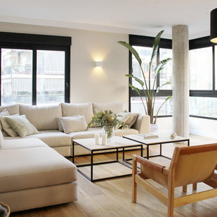 Modelo de salón para visitas cerrado, contemporáneo, con paredes beige, suelo de madera clara y suelo beige
