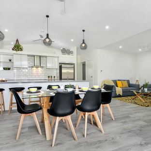 ケアンズの中サイズのコンテンポラリースタイルのLDKの画像 (白い壁、塗装フローリング、グレーの床)