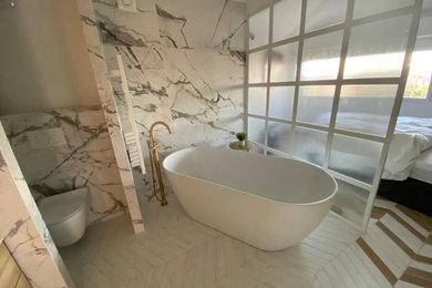 Idée de décoration pour une salle de bain principale tradition en bois brun et bois de taille moyenne avec une baignoire posée, WC suspendus, un carrelage blanc, du carrelage en marbre, un sol en marbre, une vasque et meuble simple vasque.