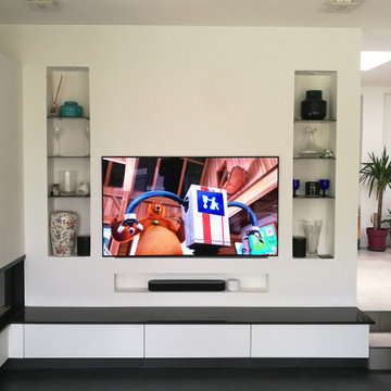 Installation d'une télévision sans fils apparents dans un salon moderne