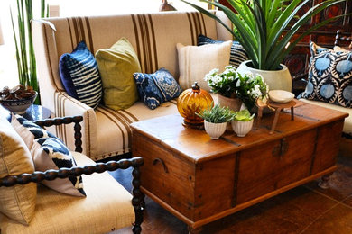 Example of an eclectic living room design in Phoenix