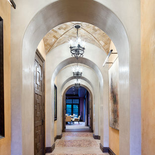 Foto på en mycket stor medelhavsstil hall, med vita väggar