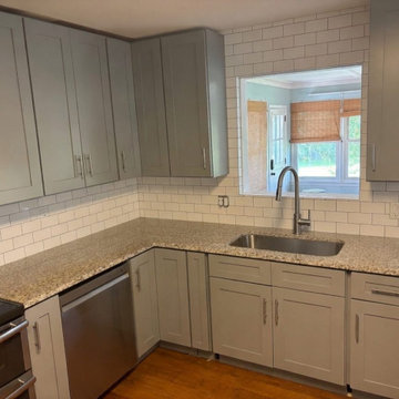 Kitchen in granite, West Columbia