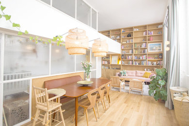 Exemple d'une salle de séjour mansardée ou avec mezzanine tendance de taille moyenne avec une bibliothèque ou un coin lecture, un mur blanc, parquet clair et aucun téléviseur.