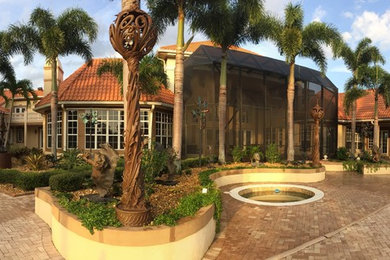 Idee per un grande giardino formale tropicale esposto in pieno sole dietro casa in primavera con un ingresso o sentiero e pavimentazioni in mattoni