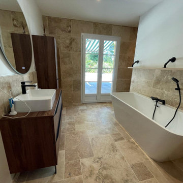 Salle de bain en travertin