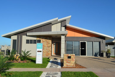 This is an example of a medium sized contemporary home in Darwin.