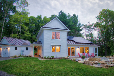 Cottage home design photo in Bridgeport