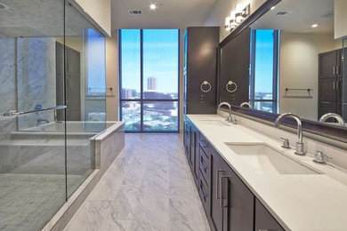 Example of a minimalist bathroom design in Los Angeles