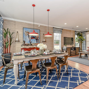 シャーロットの小さいカントリー風 LDKの画像 (マルチカラーの壁、淡色無垢フローリング、暖炉なし)