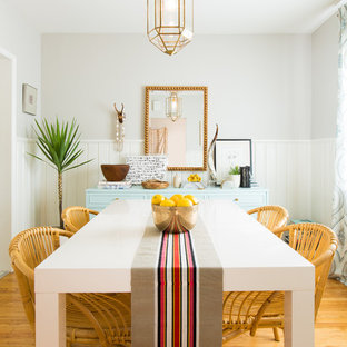Idées déco pour une salle à manger bord de mer fermée avec un mur gris, un sol en bois brun et un sol orange.