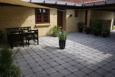 Inspiration for a transitional patio in Malmo.