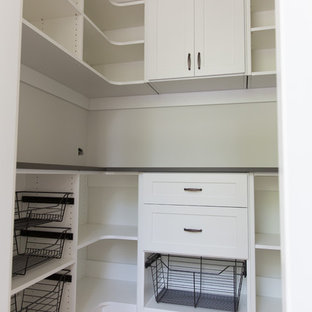 Idées déco pour une arrière-cuisine craftsman en U de taille moyenne avec un placard à porte shaker, des portes de placard blanches, un plan de travail en stratifié, un sol en bois clair, aucun îlot, un sol marron et un plan de travail marron.