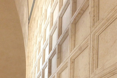 オーランドにある巨大なトラディショナルスタイルのおしゃれな玄関 (ライムストーンの床) の写真