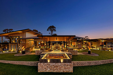 Inspiration for a contemporary exterior home remodel in Los Angeles