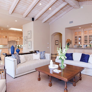 Diseño de salón con barra de bar abierto, mediterráneo, grande, con paredes beige y moqueta