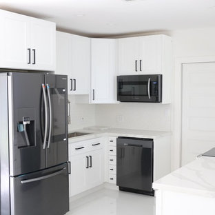 Mittelgroße Moderne Küche ohne Insel in L-Form mit Vorratsschrank, Schrankfronten im Shaker-Stil, weißen Schränken, Quarzit-Arbeitsplatte, Küchenrückwand in Metallic, Rückwand aus Schiefer und weißer Arbeitsplatte in Miami