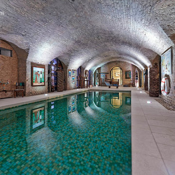 Schwimmbad im historischen Gewölbekeller