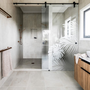 Photo of a contemporary bathroom in Gold Coast - Tweed.