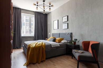 Свежая идея для дизайна: хозяйская спальня среднего размера в современном стиле с белыми стенами, паркетным полом среднего тона, бежевым полом и акцентной стеной - отличное фото интерьера