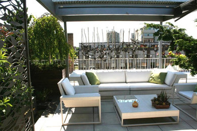This is an example of a contemporary patio in Chicago.