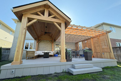 Patio photo in Toronto