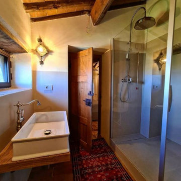 Podere in Toscana la toilette della camera degli ospiti