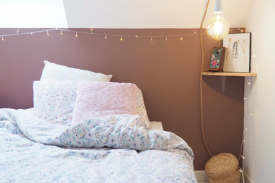 小さな北欧スタイルのおしゃれな客用寝室 (ピンクの壁、ラミネートの床、暖炉なし、白い床) のレイアウト