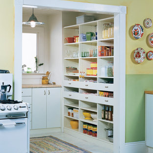 На фото: кухни в стиле рустика с открытыми фасадами, белыми фасадами, белой техникой и кладовкой