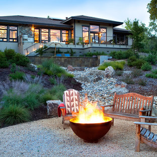 他の地域のコンテンポラリースタイルのおしゃれなテラス・中庭 (ファイヤーピット、砂利舗装) の写真