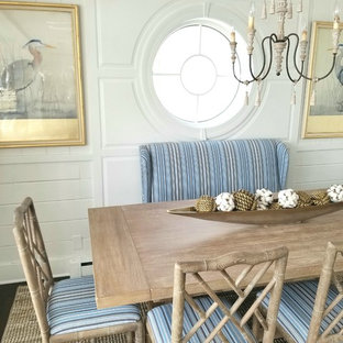 シカゴの小さいトランジショナルスタイルのLDKの画像 (白い壁、無垢フローリング、茶色い床)