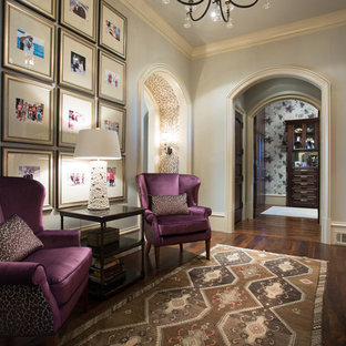 Geräumiges Modernes Hauptschlafzimmer mit grauer Wandfarbe, dunklem Holzboden, Kamin und verputzter Kaminumrandung in Atlanta