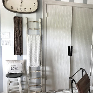 Immagine di una grande cucina country con paraspruzzi in travertino, elettrodomestici neri, parquet chiaro, isola, pavimento bianco, top grigio, lavello a doppia vasca, ante bianche, top in cemento e paraspruzzi grigio