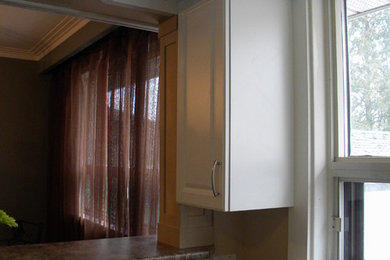 Kitchen - traditional kitchen idea in Toronto