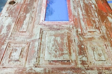 Ejemplo de puerta principal mediterránea pequeña con puerta simple y puerta de madera oscura