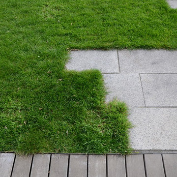 Detail Holzdeck - Terrasse - Rasen