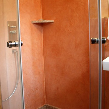 Rote Dusche in Tadelakt