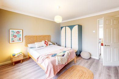 ハートフォードシャーにある北欧スタイルのおしゃれな寝室のレイアウト