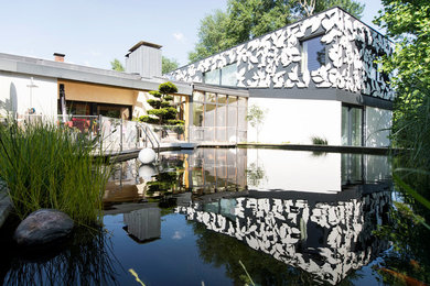 Zweistöckiges Modernes Haus mit Putzfassade, weißer Fassadenfarbe und Flachdach in Nürnberg