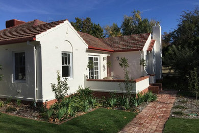 This is an example of a large traditional one-storey white exterior in Canberra - Queanbeyan.