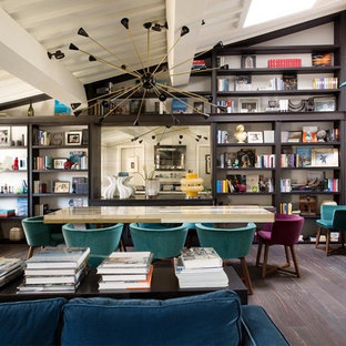 フィレンツェのエクレクティックスタイルのLDKの画像 (白い壁、濃色無垢フローリング)